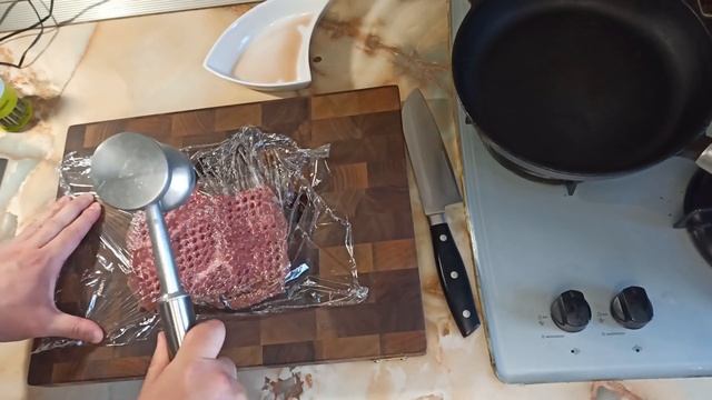 Стейк из обычной говядины со сливочно-грибным соусом. смотреть онлайн