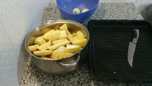 Нежная и вкусная курочка в духовке с картошкой. Готовьте с удовольствием.