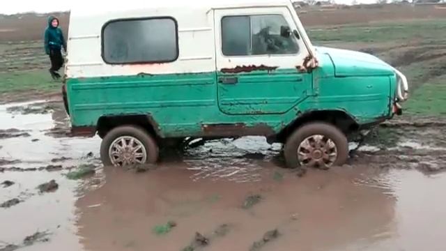 Луаз на лысой резине в грязи смотреть онлайн