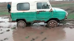Луаз  на лысой резине в грязи