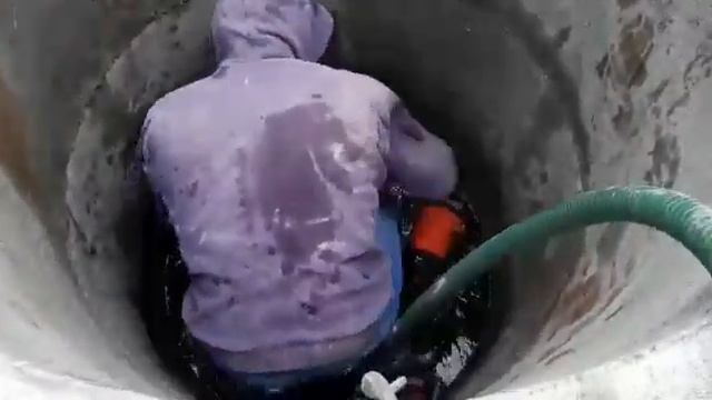 Откачивание воды из колодца смотреть онлайн