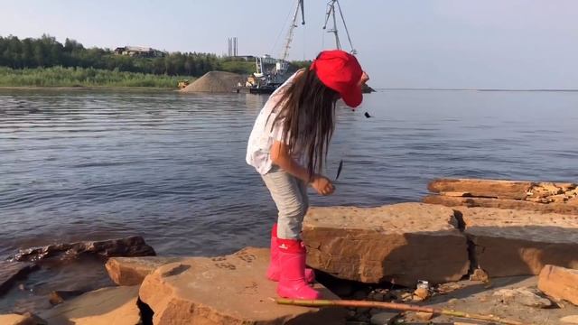 Пол ведра за несколько минут! Рыбалка на удочку река Лена Якутия смотреть онлайн