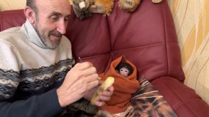 Влад пытается НАКОРМИТЬ Стёпку, от бутылочки он отказался, берем ложку!