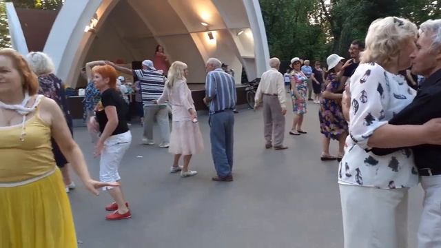 МИРНЫЙ ХАРЬКОВ ТАНЦЫ В ПАРКЕ ГОРЬКОГО 2021 смотреть онлайн