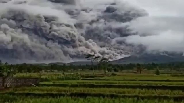 Powerful Eruption Mount Semeru Volcano | East Java, INDONESIA | january 16, 2021 смотреть онлайн