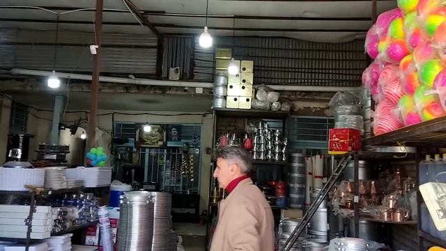 Buying zinc dishes for Farzaneh's bride's dowry смотреть онлайн