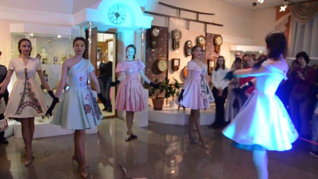Эйфелева башня чем похожа с женскими ножками? ответ читайте в описании к видео. смотреть онлайн