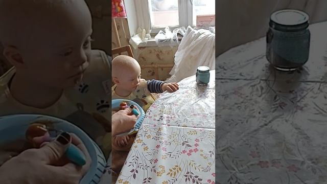 Видеоинструкция к ребëнку Примерно 12:00-13:00 первое кормление кашей смотреть онлайн