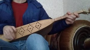 Играет Ислам на пандуре