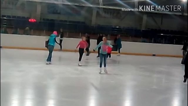 Вика и Ветта катаются на катке смотреть онлайн