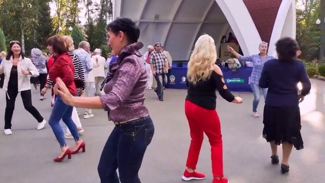 КУМЕ ЗОЛОТИЙ! ТАНЦЫ В ПАРКЕ ГОРЬКОГО ХАРЬКОВ СЧАСТЛИВЫЕ ДНИ смотреть онлайн