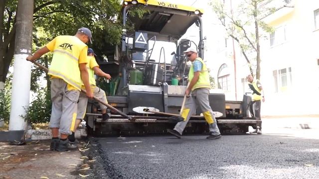В Кропоткине продолжается ремонт дорог. смотреть онлайн