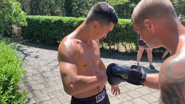 Стальной пресс боец ВДВ 85 кг не пробил Бойцу Муайтай 60 кг. смотреть онлайн