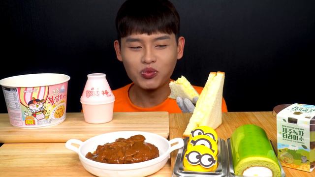 ASMR 편의점음식🍱 라면 삼각김밥 소시지 샌드위치 마카롱 티라미수 먹방~! Convenience Store Food Noodle Kimbab Sausage MuKBang~!! смотреть онлайн