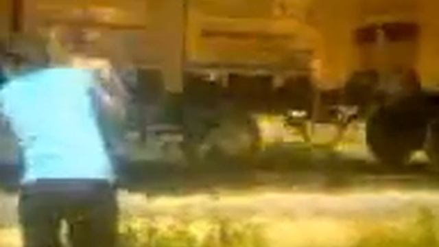 алкаша толкают  под поезд  жесть