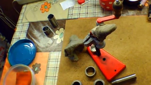 Полный цикл подготовки и снаряжения дробовых патронов в пластиковые гильзы с обжимкой типа звездочк смотреть онлайн