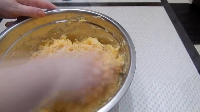 Картофельные драники на сковороде, драники с сыром. смотреть онлайн