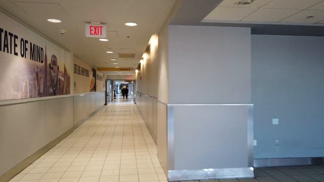 JFK Airport Terminal 8: Airtrain to Departures Walk смотреть онлайн