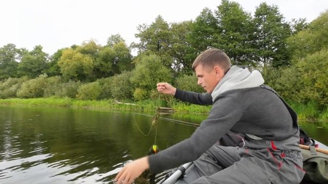 Это МОЙ ТРОФЕЙНЫЙ окунь!!! Рыбалка с лодки на речном затоне... смотреть онлайн