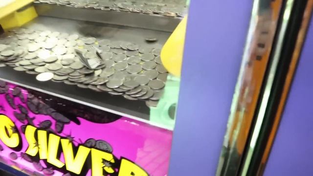Putting 1,000 Quarters in a Coin Pusher!! смотреть онлайн