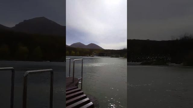 КРАСИВОЕ ОЗЕРО И ВИДЫ НА ГОРЫ БЕШТАУ И МЕДОВАЯ ГОРОД ЖЕЛЕЗНОВОДСК 14 АПРЕЛЯ 2023 ГОДА смотреть онлайн