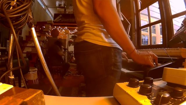 SPACE GAMBUS EXPERIMENT + AWANG KETUT + LARA HASSAN "Sorry Sugar" смотреть онлайн