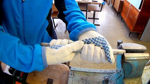 Как сделать стеклопластиковую трубу на металлической оправке. Ч.2 Съем изделия. смотреть онлайн