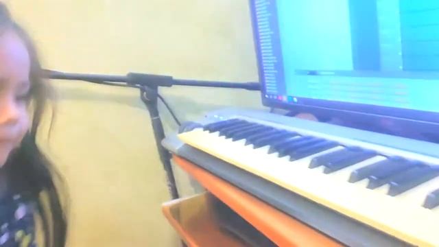 Камилла и Папа играют на пианино / Видео для детей смотреть онлайн