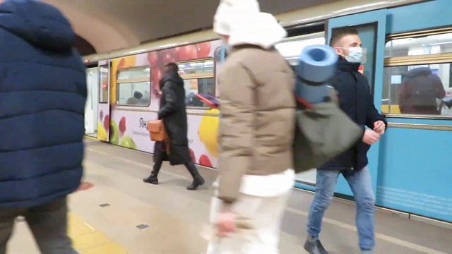 Прибытие метропоезда 81-740.4 «Русич» № 0299 на станцию Яшьлек . (02.12.2021) смотреть онлайн