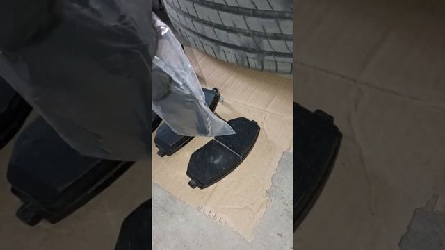 Заміна передніх гальмівних колодок Субару. Subaru front brake pads replacement. смотреть онлайн
