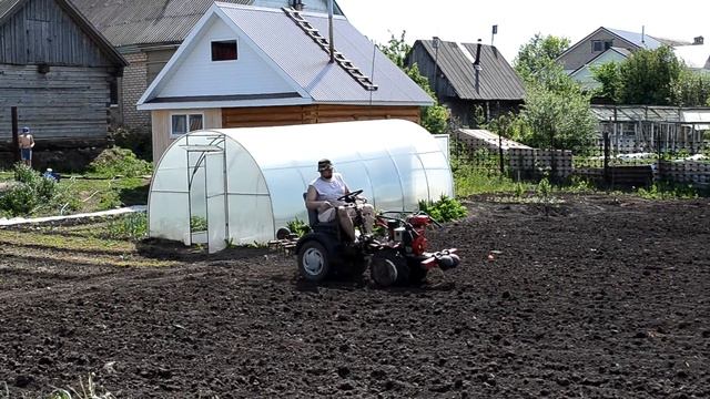 Боронование огорода мотоблоком НМБ-1Н1 "Угра" с ездовым адаптером переломкой. смотреть онлайн