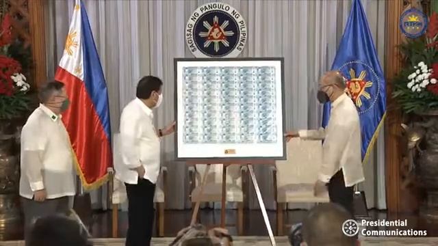 President Rodrigo Roa Duterte leads the presentation of the PhP1,000 banknotes made of polymer смотреть онлайн