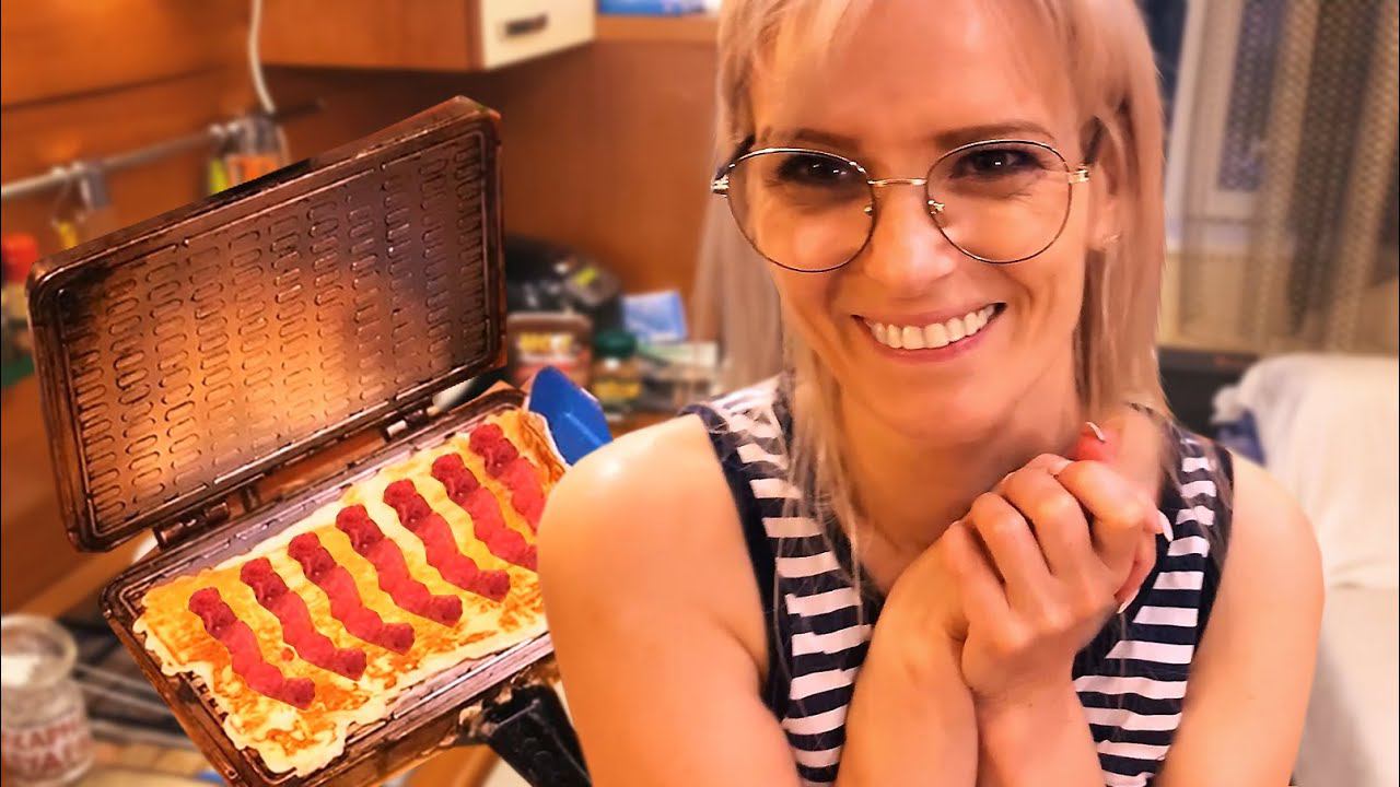 Марина печёт вкусные вафли с малиной смотреть онлайн