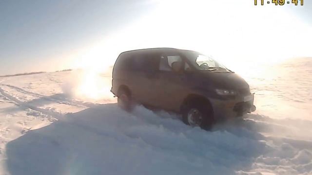 Mitsubishi Space Gear делика delica(Мицубиси Спэйс гир) L 400 4x4 - 1 в снегу смотреть онлайн