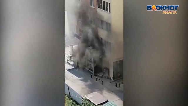 В Анапе на ул. Тургенева загорелся мусор смотреть онлайн