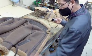 Шитье куртки из овчины.