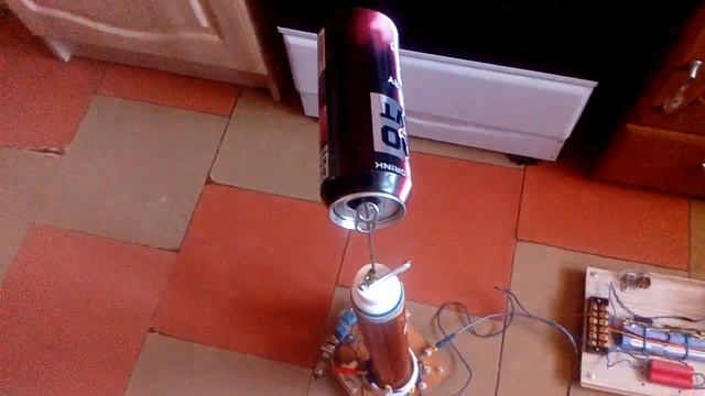 Переменное электрическое поле тесла качера притягивает предметы. Схема смотреть онлайн