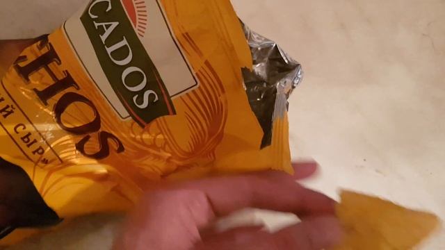 Пробую чипсы Nachos Delicados нежнейший сыр кукурузные смотреть онлайн
