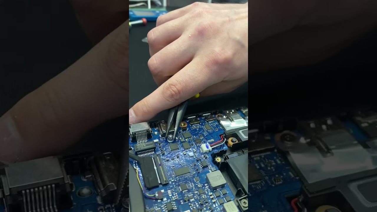 Что делать если не выкручиваются болт в ноутбуке или телефоне⁉️ смотреть онлайн