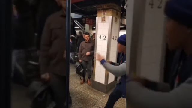 Легкую демилитаризацию наемника из США провел афроамериканец в нью-йоркском метрополитене. смотреть онлайн