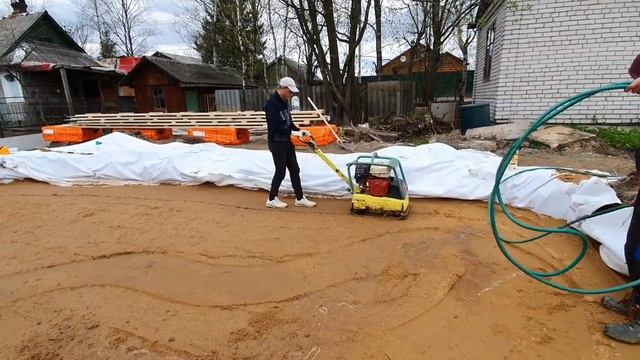 ? ПОДУШКА ПОД МОНОЛИТНУЮ ПЛИТУ ? Как сделать подушку из песка и щебня под фундамент своими руками. смотреть онлайн