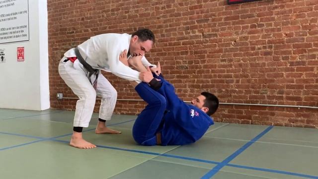Passing Spider Guard - Clearing Feet on Biceps (BJJ / Jiu Jitsu) смотреть онлайн