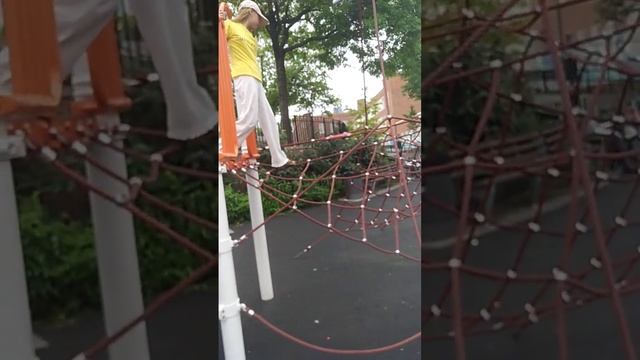 Детская площадка в Нью-Йорке. Играю в "игру пол это лава" смотреть онлайн