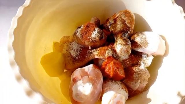 НА  ДУХОВКЕ  КАРТОШКА  И  КУРИНЫЙ    НОШКИ