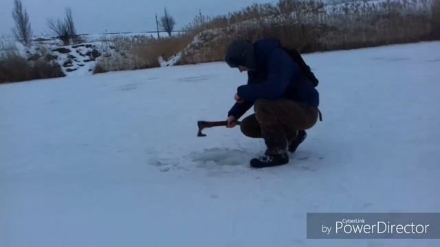 Провалился под лёд,