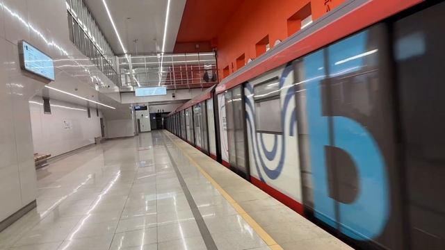 Электропоезда 81-775/776/777 (Москва 2020) на станции метро «Давыдково» (БКЛ) // 13 апреля 2023 г. смотреть онлайн