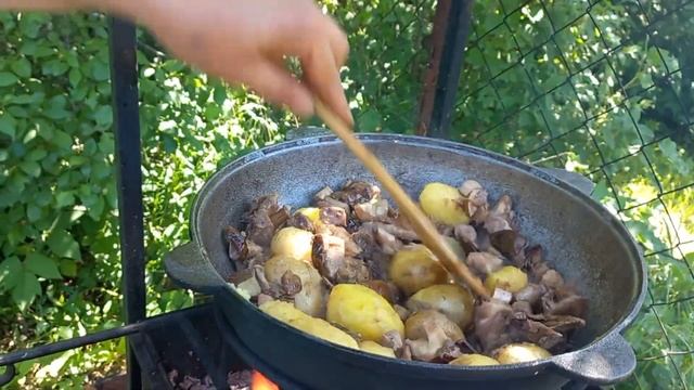 ВКУСНЫЙ РЕЦЕПТ! ГРИБЫ С КАРТОШКОЙ В КАЗАНЕ! смотреть онлайн