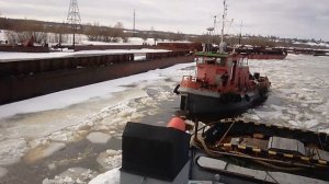 "Ледокол" БСпК-5 ломает лёд в затоне.