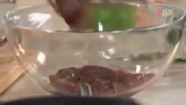 Куриная печенка с медовым луком и пюре из зеленого горошка онлайн смотреть онлайн