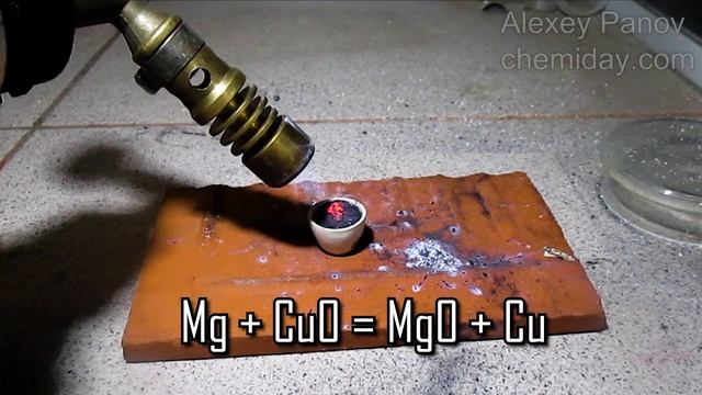 Реакция магния с оксидом меди | Mg + CuO = MgO + Cu смотреть онлайн